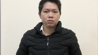 Sang "cô bé nhà bên" chơi rồi khống chế, kéo vào buồng ngủ