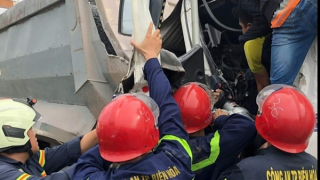 Cảnh sát phá cửa cứu tài xế trọng thương mắc kẹt trong cabin