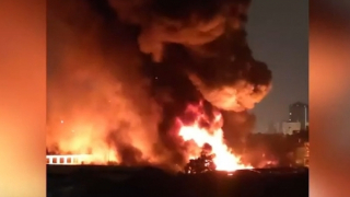 9 đơn vị Cảnh sát chữa cháy dập kho chứa nhựa cạnh ký túc xá