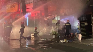 Cứu 2 người trong đám cháy tiệm tạp hóa lúc rạng sáng