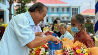 Đồng chí Trương Hòa Bình tặng quà cho các Mẹ Việt Nam Anh hùng tại Bến Lức