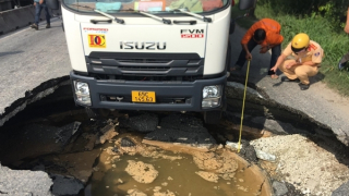 Xe tải sụp “hố tử thần” ở TP Thủ Đức