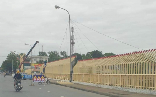 Người dân bức xúc việc trang trí cầu Đại An, phá vỡ cảnh quan thành phố