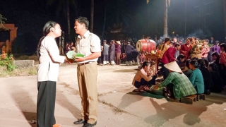 Tình thương và lẽ phải qua sân khấu thực cảnh