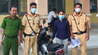 Lần theo định vị, CSGT thu hồi xe máy cho người bị mất trộm