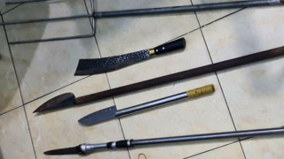 Mâu thuẫn trên sân bóng, hàng chục đối tượng mang dao đi hỗn chiến