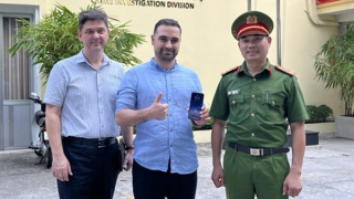 Du khách Nga cảm kích khi nhận lại điện thoại bị cướp
