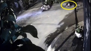 Hai tên cướp túi xách kéo nạn nhân ngã đập mặt xuống đường