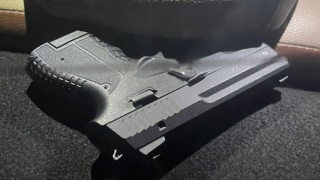 Mang súng cùng gần 1.000 viên thuốc lắc đi bán thì bị bắt quả tang