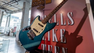 Đấu giá đàn guitar của Kurt Cobain