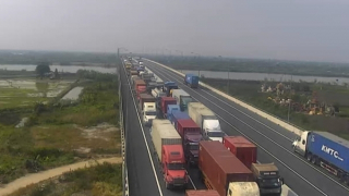 Công nhân cắt cỏ lia luôn cáp quang cao tốc