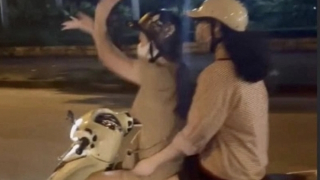 Cô gái đi xe máy, buông 2 tay "múa quạt" bị phạt gần 9 triệu đồng