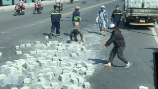 Cảnh sát chữa cháy vác gạch giúp người dân gặp nạn trên đường