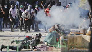 Mồi lửa chực chờ