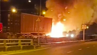 Xe đầu kéo bốc cháy khi đang đổ dốc cầu Phú Mỹ