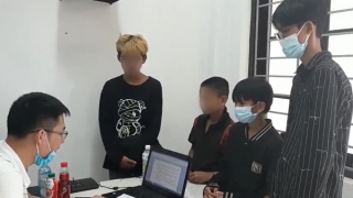 Nhóm thiếu niên đập phá máy bán hàng tự động giữa công viên TP Huế