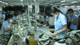 “Tăng lương tối thiểu vùng”: Một miếng khi đói bằng một gói khi no!