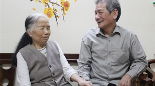 Kìa những ngón tay đang đan vào nhau…