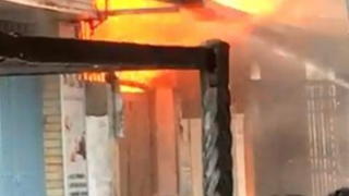 Cháy cơ sở gia công ghế sofa làm náo loạn cả khu dân cư