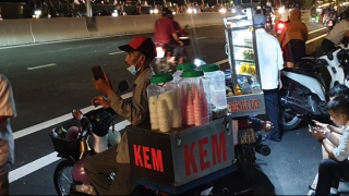 Cầu vừa khánh thành, dân vui, lên ngắm...