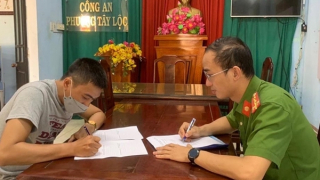 Đại úy Cảnh sát khu vực 8 năm liền là Chiến sĩ thi đua