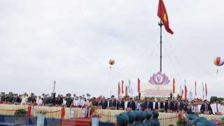 Thượng cờ Thống nhất non sông tại Di tích Đôi bờ Hiền Lương – Bến Hải