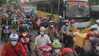 Đường về miền Tây liên tục ùn ứ