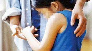 Hai bé gái bị ông lão làm hại