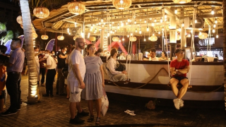 Bãi biển "Đêm không ngủ" thu hút du khách