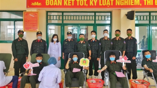 Trung đoàn CSCĐ Đông Bắc hiến 550 đơn vị máu