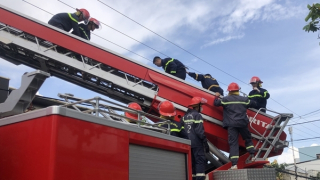 Lợp mái nhà, hai người bị giật điện cao thế nguy kịch