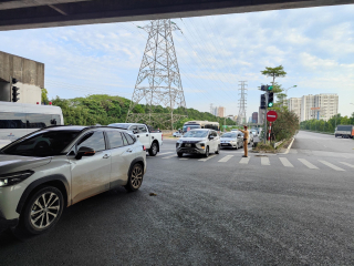 Gồng mình phân luồng chống ùn tắc, đón người dân về Thủ đô sau kỳ nghỉ lễ