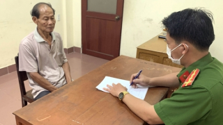 Dùng kéo đâm thương vong 2 người vì bị yêu cầu tắt nhạc