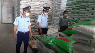 Nhồi đất sét, bột đá vào phân bón