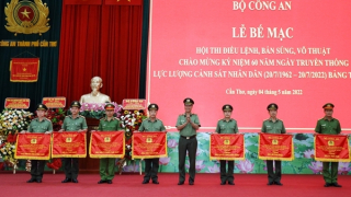 Trao giải các đội xuất sắc tại Hội thi bắn súng, võ thuật, điều lệnh CAND