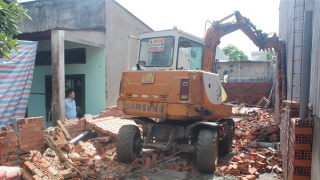 Cưỡng chế 18 căn nhà xây dựng trái phép có dấu hiệu giang hồ "bảo kê"