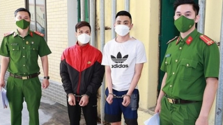 Lái xe máy say rượu lăng mạ, chống đối Công an