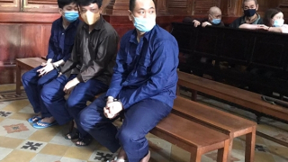 Mâu thuẫn vì sàm sỡ nữ nhân viên phục vụ, người tử vong, kẻ vào tù