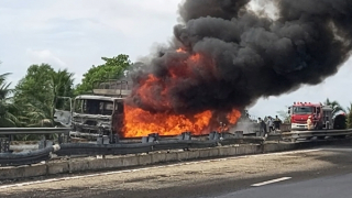 Bó phanh sinh nhiệt gây cháy xe chở nhớt trên cao tốc TP.HCM - Trung Lương