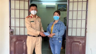Cảnh sát giao thông giúp người dân tìm lại tài sản bị đánh rơi