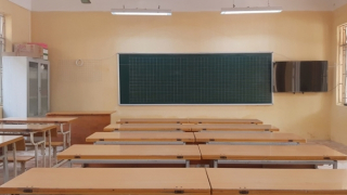 Quạt trần mới lắp rơi trong giờ học, một học sinh bị thương