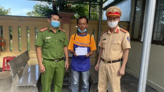 Bị trộm sạch tiền, phải đi bộ 1.300km về quê được Công an giúp đỡ