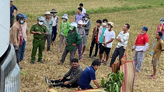 Cần xe cẩu vướng dây điện, 2 người thương vong