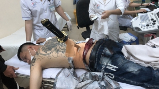 Nhờ người tình bẫy "đối thủ" đến rồi dùng kiếm Nhật đâm