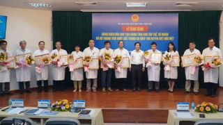 Tặng bằng khen ê kip bác sĩ thực hiện ca ghép tim xuyên Việt đặc biệt