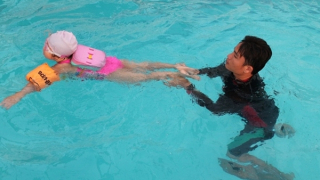 Vào nhà đi tắm, quay ra thì thấy con bị rơi xuống ao nước