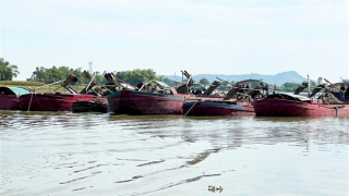 Bắt 6 sà lan đang hút trộm cát lúc rạng sáng