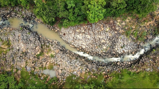 Suối Đá cổ tuyệt đẹp đang "kêu cứu"