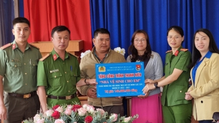 Công an Đà Lạt tặng công trình thanh niên nhà vệ sinh cho học sinh