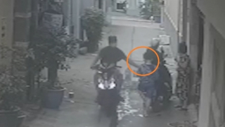 Cướp Ipad trên tay bé trai 7 tuổi trong hẻm nhỏ